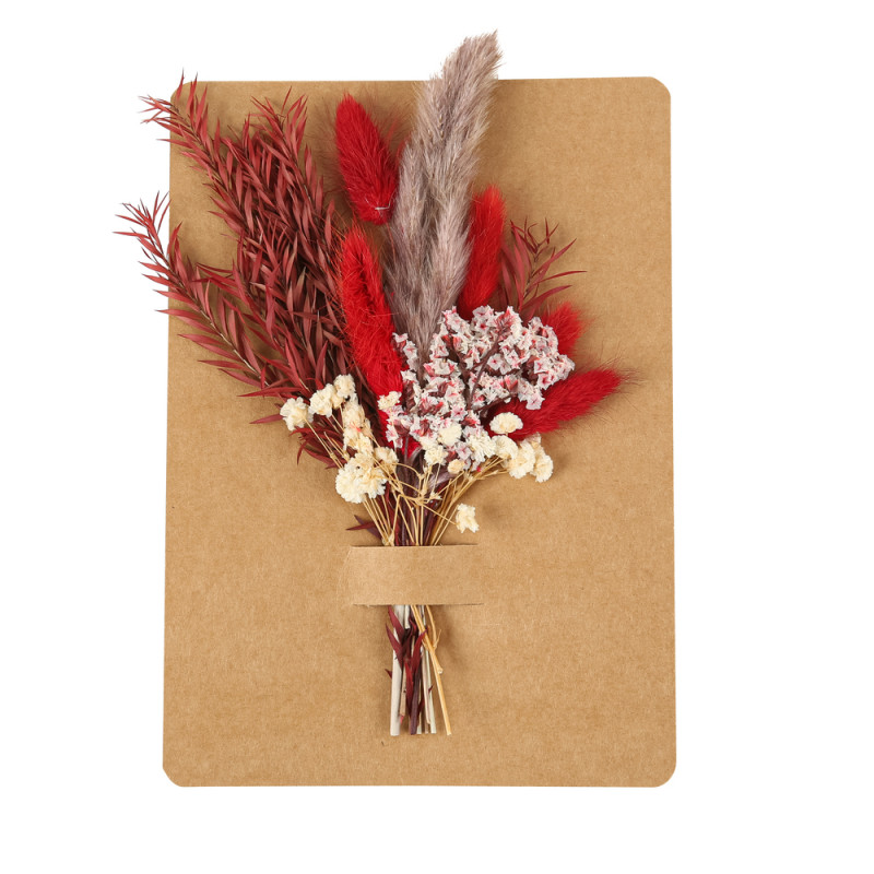 Bouquet de fleurs séchées sur carte en kraft rouge